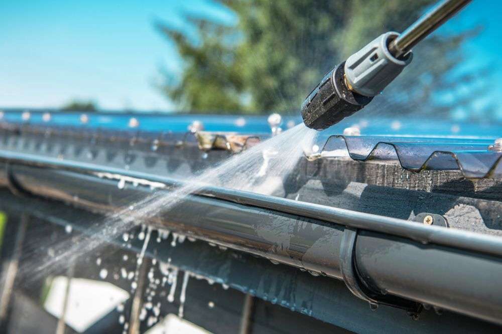 Reinigen van een dakgoot in Sommelsdijk